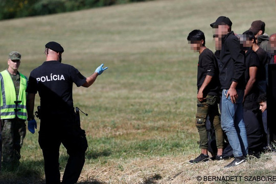 Slovakia gia hạn kiểm soát biên giới với Hungary