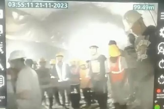 Hình ảnh đầu tiên về nhóm công nhân mắc kẹt trong vụ sập hầm ở Ấn Độ