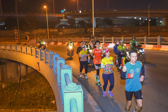 11.000 vận động viên dự Giải chạy marathon đêm Hà Nội