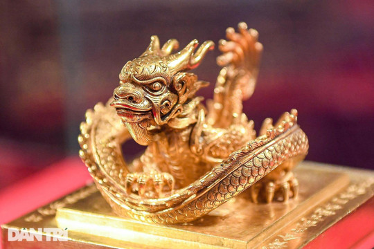 Ấn vàng Hoàng đế chi bảo hồi hương, có 4-5 bảo vệ túc trực ngày đêm