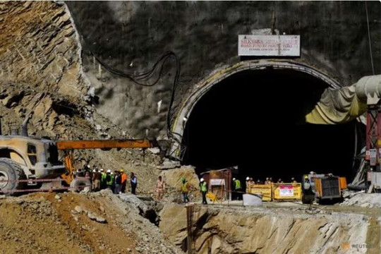 Lực lượng cứu hộ Ấn Độ đã khoan thông 2/3 đường hầm bị sập để giải cứu công nhân bị mắc kẹt