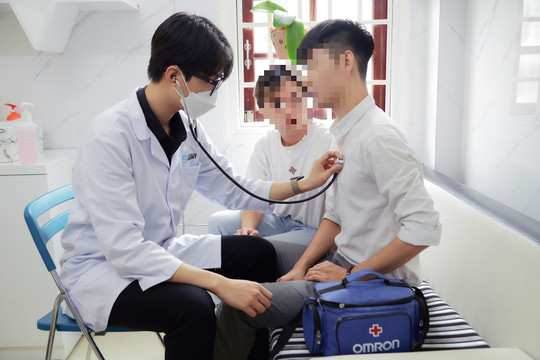Số người mới phát hiện có HIV ở Việt Nam đang trẻ hóa rất nhanh