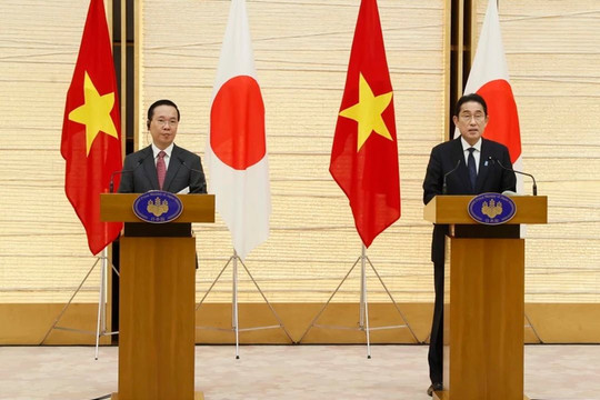 Chủ tịch nước Võ Văn Thưởng và Thủ tướng Nhật Bản Kishida Fumio đồng chủ trì họp báo