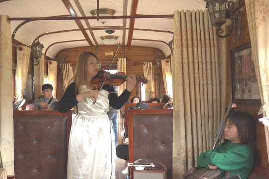 Hành khách được nghe hòa tấu trên tàu tham quan Đà Lạt