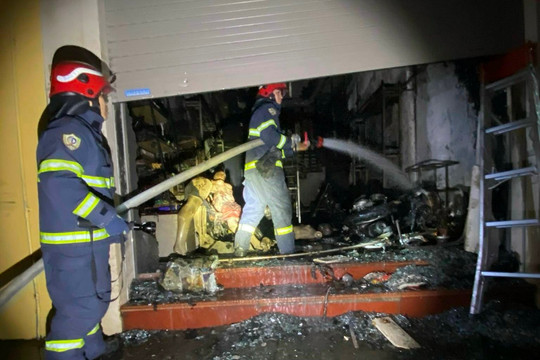 Hà Nội: 5 người thoát nạn trong đám cháy lúc nửa đêm