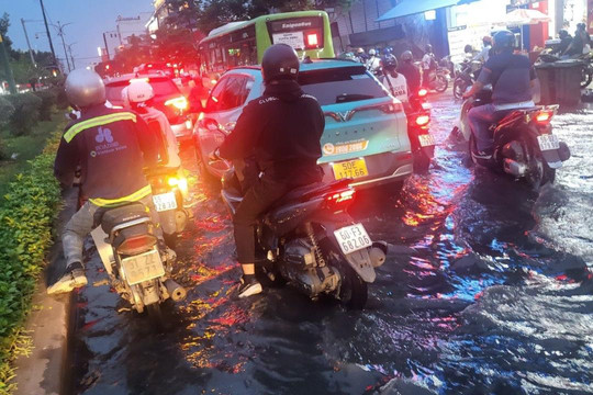 Thành phố Hồ Chí Minh: Nhiều tuyến đường ngập trong triều cường