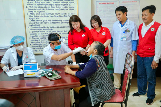 Phú Xuyên: 200 người cao tuổi, người có hoàn cảnh khó khăn được khám bệnh miễn phí