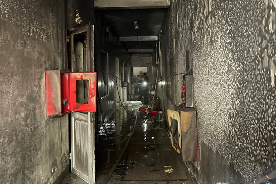 Cứu sống 4 người mắc kẹt trong đám cháy nhà xưởng tại Hà Nội