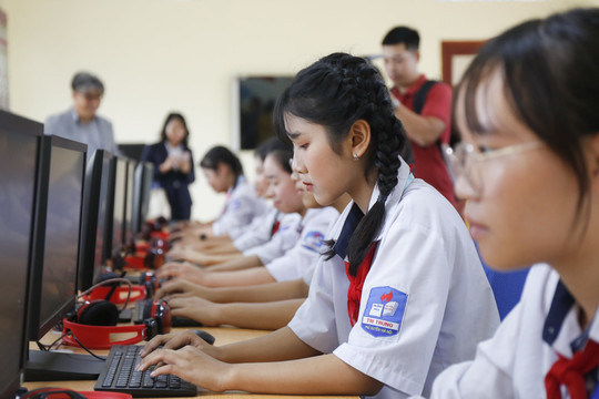 Trường THCS Tri Trung tiếp nhận phòng máy tính trị giá 650 triệu đồng