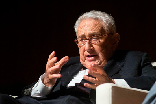 Cựu Ngoại trưởng Mỹ Henry Kissinger qua đánh bài casino trực tuyến ở tuổi 100