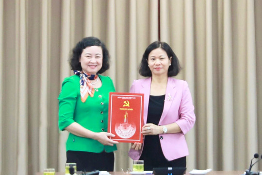 Trao quyết định nghỉ hưu cho Phó Trưởng ban Tuyên giáo Thành ủy Hà Nội Đinh Thị Lan Duyên