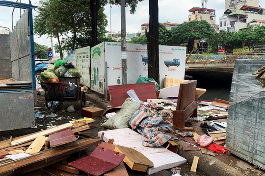 Tái diễn nạn đổ trộm chất thải rắn cồng kềnh tại Hà Nội: Cần sớm có giải pháp căn cơ
