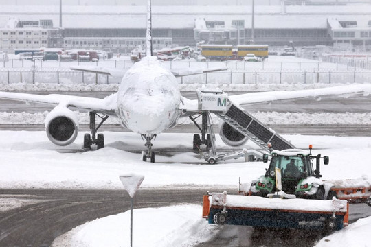 Hơn 700 chuyến bay bị hủy do tuyết rơi dày kỷ lục ở Đức
