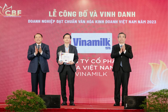 Vinamilk được vinh danh “Doanh nghiệp đạt chuẩn văn hóa kinh doanh Việt Nam ”