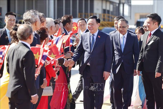 Chủ tịch Quốc hội Vương Đình Huệ đến thủ đô Bangkok, bắt đầu thăm chính thức Thái Lan