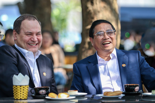 Thủ tướng Phạm Minh Chính và Thủ tướng Belarus tham quan Cột Cờ Hà Nội, thưởng thức cà phê Việt Nam