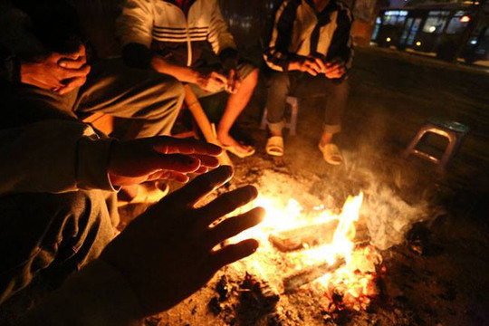Vì sức khỏe cộng đồng: Nguy hiểm từ đốt than, củi sưởi ấm