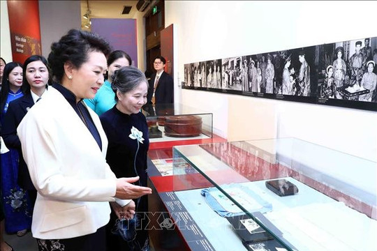 Phu nhân Tổng Bí thư Nguyễn Phú Trọng và Phu nhân Tổng Bí thư, Chủ tịch Trung Quốc Tập Cận Bình thăm Bảo tàng Phụ nữ Việt Nam