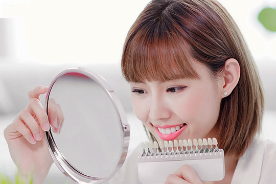 Nhiều nguy cơ từ việc lạm dụng tẩy trắng răng tại nhà
