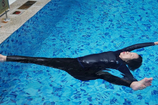 Cụ bà U80 Hà Nội lập kỷ lục biểu diễn yoga dưới nước gây sốt