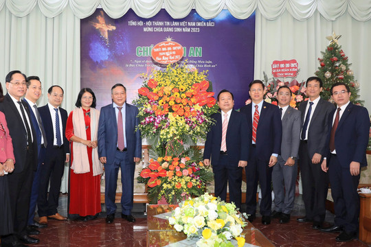 Phó Bí thư Thành ủy Nguyễn Văn Phong chúc mừng Giáng sinh Hội Thánh Tin lành Việt Nam (miền Bắc)