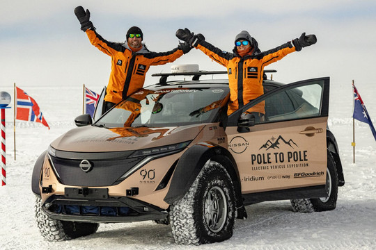 Chiếc ô tô điện đầu tiên chinh phục hành trình từ Bắc Cực tới Nam Cực