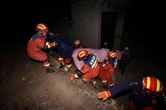 Động đất tại Trung Quốc: 2.200 nhân viên cứu hộ được điều động