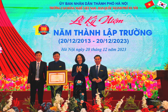 Trường Cao đẳng nghề Việt Nam - Hàn Quốc TP Hà Nội đón nhận Bằng khen của Thủ tướng