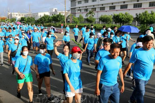 10.000 người đi bộ gây quỹ ủng hộ công nhân khó khăn dịp Tết