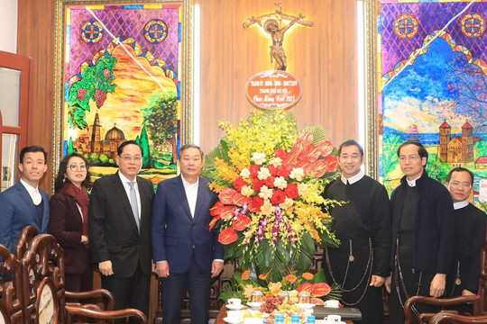 Phó Chủ tịch Thường trực UBND thành phố Hà Nội thăm, chúc mừng Giáo xứ Thái Hà
