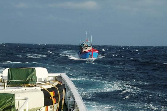 Vùng 3 Hải quân cứu hộ thành công tàu cá của ngư dân bị hỏng máy giữa biển