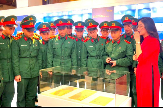 Bảo tàng Hồ Chí Minh trưng bày chuyên đề “Vì lợi ích trăm năm trồng người”