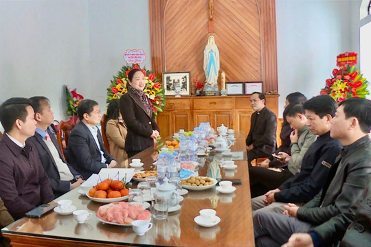 Lãnh đạo huyện Ứng Hòa chúc mừng Giáo xứ Vân Đình nhân dịp Giáng sinh