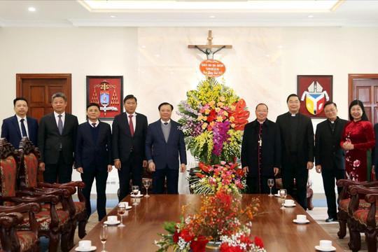 Bí thư Thành ủy Hà Nội Đinh Tiến Dũng thăm, chúc mừng Tòa Tổng giám mục Hà Nội