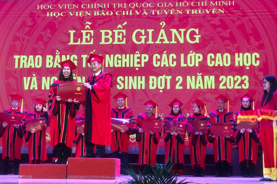 Học viện Báo chí và Tuyên truyền trao bằng tốt nghiệp cho 198 thạc sĩ, tiến sĩ