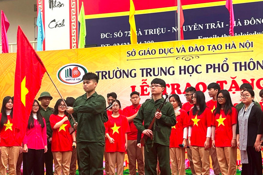 Học sinh Hà Nội trao 3.500 lá cờ Tổ quốc tặng quân dân huyện đảo Trường Sa