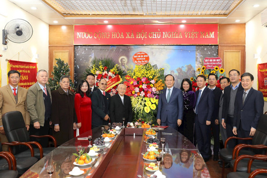 Đồng chí Nguyễn Ngọc Tuấn chúc mừng Ủy ban Đoàn kết Công giáo Việt Nam thành phố nhân dịp lễ Giáng sinh