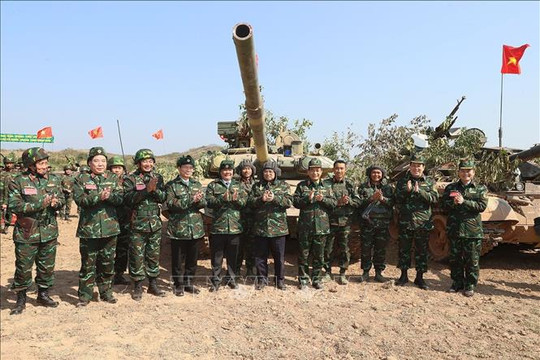 Thủ tướng Phạm Minh Chính dự diễn tập chiến thuật có bắn đạn thật của Quân đoàn 12