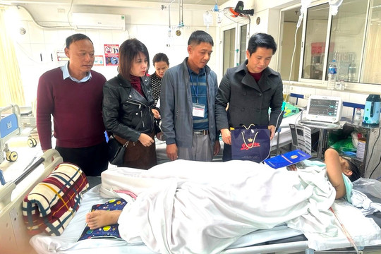 Ngành Giáo dục Hà Nội thăm nữ sinh trong vụ sập trần trường học ở Nghệ An