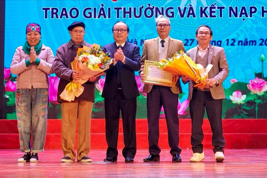 Nhà văn Ma Văn Kháng được tặng thưởng Thành tựu văn học trọn đời