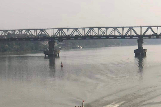 Cứu hộ một thanh niên ngã từ cầu Long Biên xuống sông Hồng