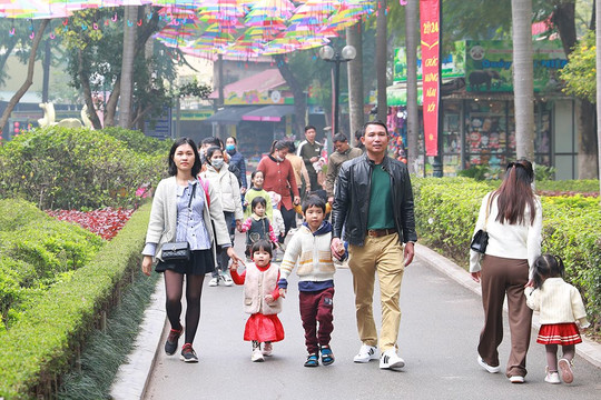 Người dân đổ về vườn thú, phố đi bộ dịp Tết Dương lịch 2024