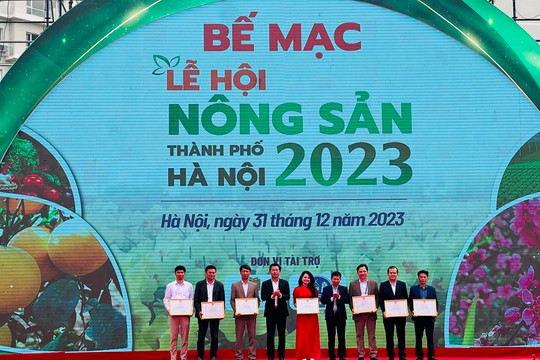 Hơn 12.000 lượt người tới tham quan, mua sắm tại Lễ hội nông sản Hà Nội 2023