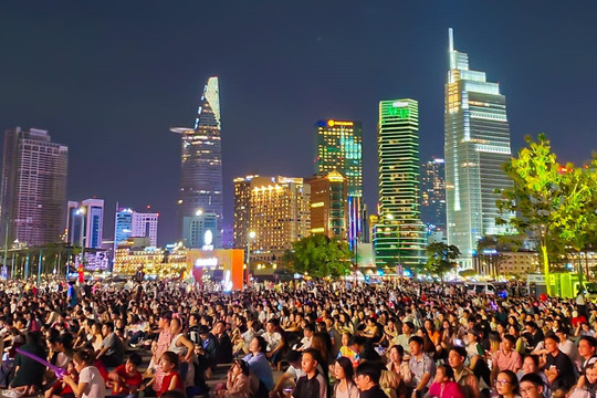 Mãn nhãn màn pháo hoa chào năm mới 2024 tại thành phố Hồ Chí Minh