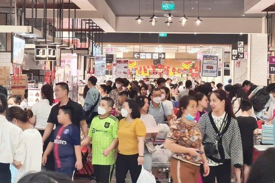 Hà Nội: Trung tâm thương mại hút khách dịp nghỉ Tết Dương lịch