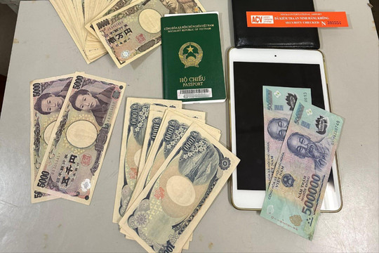 Nhân viên an ninh Nội Bài hỗ trợ hành khách tìm túi xách có hơn 800.000 yên