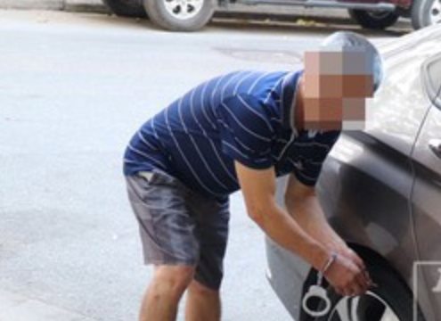 Ông lão U70 đi tập thể dục, chọc thủng lốp ô tô vì "ngứa mắt"