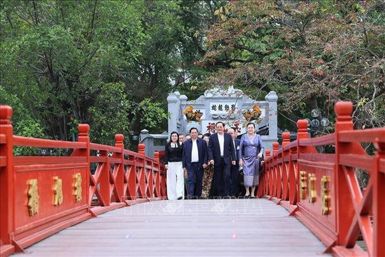 Thủ tướng Phạm Minh Chính cùng Thủ tướng Lào và hai Phu nhân thăm đền Ngọc Sơn