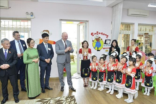 Chủ tịch Quốc hội Bulgaria thăm Trường Mầm non chất lượng cao Việt - Bun, Hà Nội