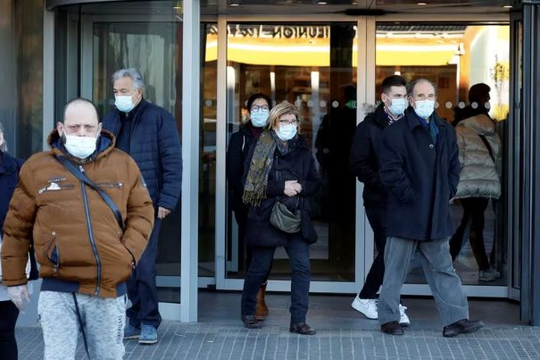 Tây Ban Nha xem xét quy định đeo khẩu trang tại các bệnh viện